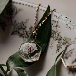 Collier hexagone en laiton doré à l'or fin avec inclusion de fleurs de gypsophile - collier fleur