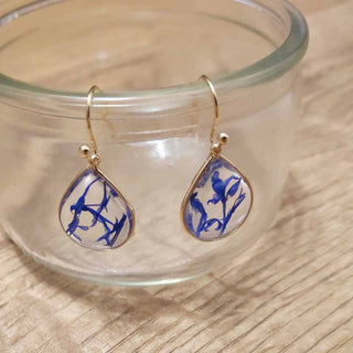 Boucles d'oreille petites gouttes en laiton doré à l'or fin avec inclusion de fleurs de bleuet - bijou fleur