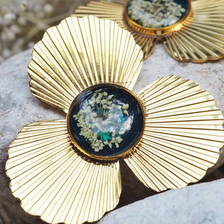 Boucles d'oreille acier inoxydable doré fleur de carotte sauvage dans de la résine bleue - bijoux vraies fleurs Clermont