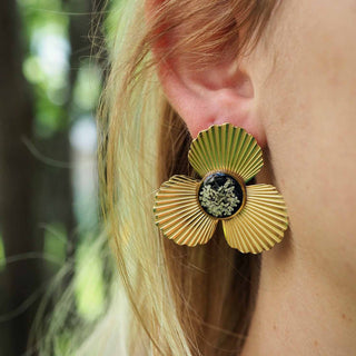 Boucles d'oreille acier inoxydable doré fleurs de carotte sauvage dans de la résine bleue - bijoux vraies fleurs Clermont
