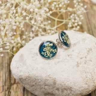 Boucles d'oreille en acier inoxydable argenté avec inclusion de fleur de carotte sauvage sur fond émeraude - bijou fleur