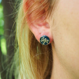Boucles d'oreille en acier inoxydable argenté avec fleurs de carotte sauvage sur fond émeraude - bijoux vraies fleurs Clermont