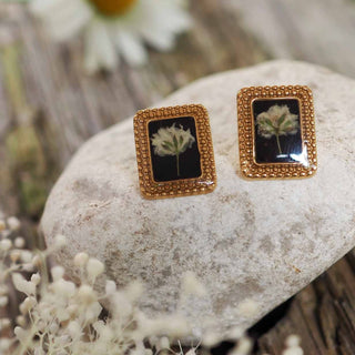 Puces rectangle en acier inoxydable doré avec inclusion de fleurs de gypsophile dans la résine noire - bijou fleur
