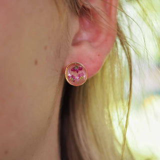 Puces d'oreille en acier inoxydable doré avec fleurs d'alysse portées à une oreille - Bijoux vraies fleurs Clermont