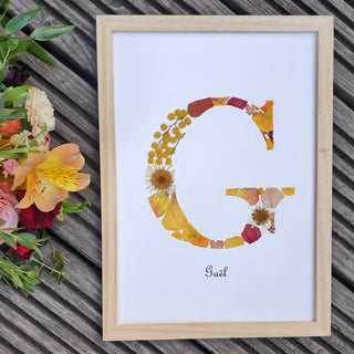 Tableau herbier en fleurs séchées initiale personnalisé G dans les tons jaune orangé - cadre fleurs