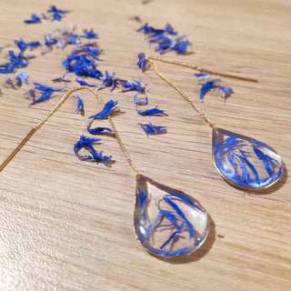 Boucles d'oreille grosses gouttes en laiton doré à l'or fin avec fleurs de bleuet - bijoux vraies fleurs Clermont