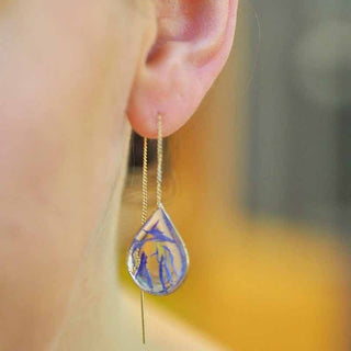 Boucles d'oreille grosses gouttes en laiton doré à l'or fin avec fleurs de bleuet - bijou vraies fleurs Clermont