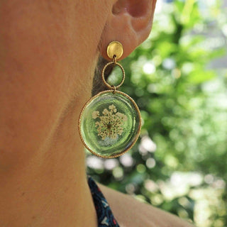 Boucles asymétriques en acier inoxydable doré avec vraies fleurs de carotte sauvage dans de la résine  - bijoux fleurs Clermont