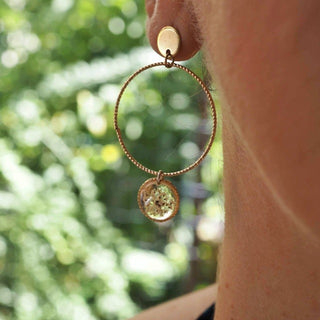Boucles asymétriques en acier inoxydable doré avec vraies fleurs de carotte sauvage et résine  - bijoux fleurs Clermont