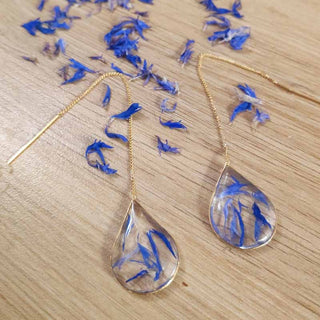 Boucles d'oreille grosses gouttes en laiton doré à l'or fin avec fleurs de bleuet - bijoux vraies fleurs Clermont