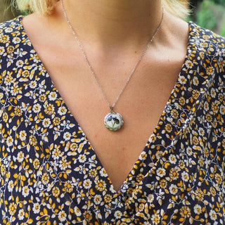 Médaillon Myosotis en acier inoxydable argenté avec fleurs de myosotis bleues porté - Bijoux vraies fleurs Clermont