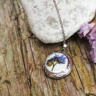 Médaillon Myosotis en acier inoxydable argenté avec fleurs de myosotis bleues sur fond blanc - Bijoux vraies fleurs Clermont