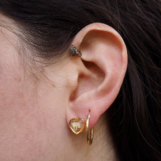 Puce en forme de coeur en acier inoxydable doré avec fleurs de gypsophile porté - bijoux vraies fleurs Clermont