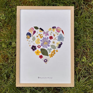 Tableau herbier en forme de coeur multicolore avec des fleurs séchées d'Auvergne - cadre fleurs
