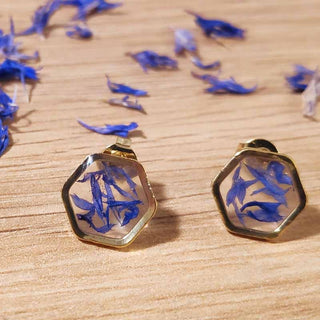 puces d'oreille en acier inoxydable  doré avec inclusion de fleurs de bleuet - bijou fleur