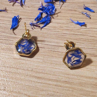 puces d'oreille en acier inoxydable  doré avec inclusion de fleurs de bleuet - bijou fleur