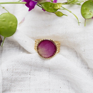 Bague en acier inoxydable doré   avec inclusion de pétale de rose - Bijou fleur Clermont