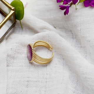 Bague en acier inoxydable doré avec pétale de rose portée - Bijoux vraies fleurs à Clermont
