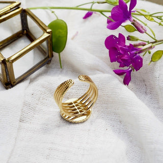 Bague en acier inoxydable doré avec pétale de rose portée - Bijoux vraies fleurs Clermont
