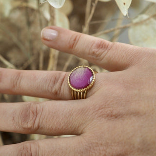 Bague en acier inoxydable doré avec pétale de rose portée - Bijoux en vraies fleurs Clermont