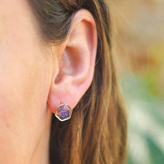 puce d'oreille en acier inoxydable  doré avec inclusion de fleurs de bleuet portée - bijou fleur