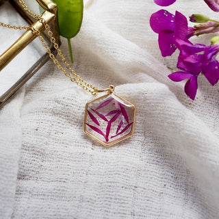 Collier hexagone en laiton doré à l'or fin avec confettis de rose. - Bijoux vraies fleurs - collier fleur Clermont