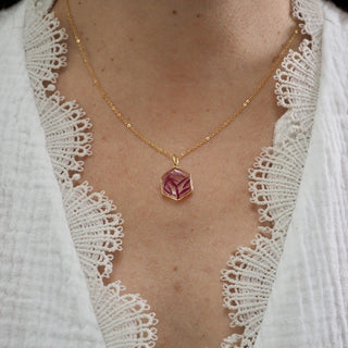 Collier hexagone en laiton doré à l'or fin avec confettis de rose - Bijoux vraies fleurs - collier fleur à Clermont