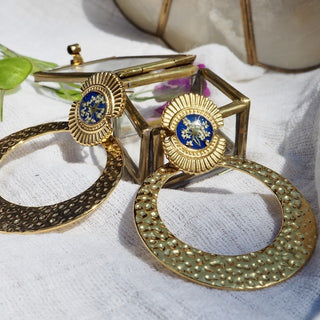 Boucles d'oreille en acier inoxydable doré avec fleur de carotte sauvage et résine bleue - bijou fleur Clermont