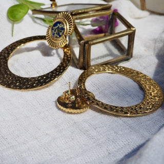 Boucles d'oreille en acier inoxydable doré avec fleur de carotte sauvage et résine bleue - bijou en fleurs Clermont