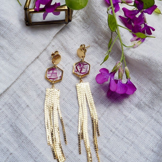 Boucles d'oreille en acier inoxydable doré avec confettis de rose et pampilles portées - bijoux en fleurs Clermont