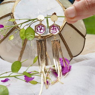 Boucles d'oreille hexagones en acier inoxydable doré avec inclusion de confettis de rose et pampilles - bijou fleur Clermont