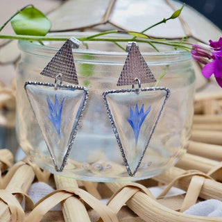 Bijou fleur - Boucles d'oreille argenté en forme de  triangle avec inclusion d'une fleur de bleuet bleue