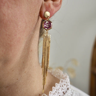 Boucles d'oreille en acier inoxydable doré avec confettis de rose et pampilles portées - bijoux en vraies fleurs Clermont