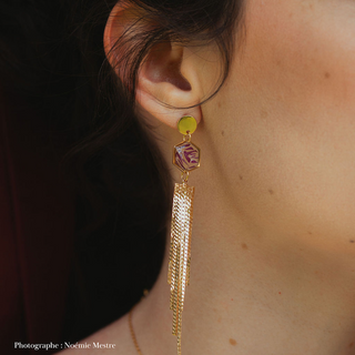 Boucles d'oreille en acier inoxydable doré avec confettis de rose et pampilles portées - bijoux vraies fleurs Clermont