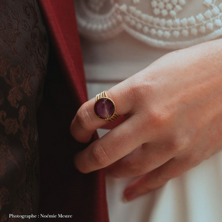Bague en acier inoxydable doré avec pétale de rose portée - Bijoux vraies fleurs Clermont