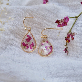 Petites gouttes en laiton doré à l'or fin avec fleurs d'alysse - bijoux vraies fleurs Clermont