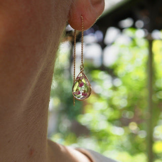 Petites gouttes pendantes en laiton doré à l'or fin avec fleurs d'alysse portées à une oreille - bijou vraie fleur