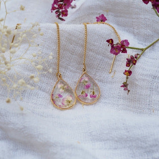 Petites gouttes pendantes en laiton doré à l'or fin avec inclusion de fleurs d'alysse - bijoux vraies fleurs