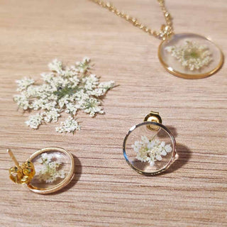 Puces d'oreilles en acier inoxydable doré avec inclusion de fleur de carotte sauvage dans de la résine transparente