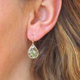 Petites boucles d'oreilles gouttes en laiton doré avec inclusion de fleur de carotte sauvage dans de la résine transparente