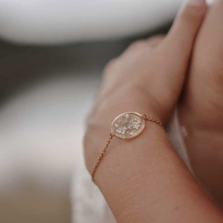 Bracelet rond en acier inoxydable doré avec inclusion de fleur de carotte sauvage dans de la résine  - bijou fleur