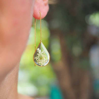 Grosses boucles d'oreilles gouttes en laiton doré avec inclusion de fleur de carotte sauvage dans de la résine transparente