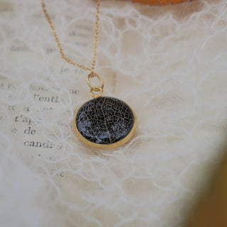 Bijou fleur Clermont - Pendentif doré avec trame blanche de physalis sur fond noir - Collier fleur