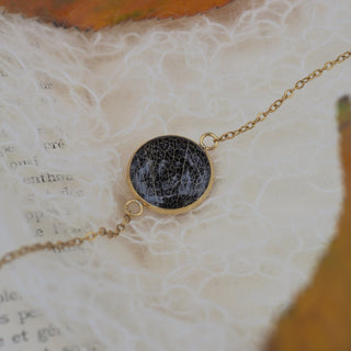 Bracelet chaine fine dorée avec de la trame blanche de physalis sur un fond noir - bijou vraies fleurs Clermont