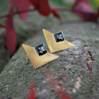 Puces d'oreille triangles en fleurs de carotte sauvages avec un fond noir - bijou fleur Clermont