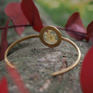Arrière du bracelet jonc doré en fleur de carotte sauvage - Bijou vraies fleurs Clermont