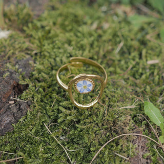 Bague dorée en myosotis bleu sur fond blanc - bijou fleur