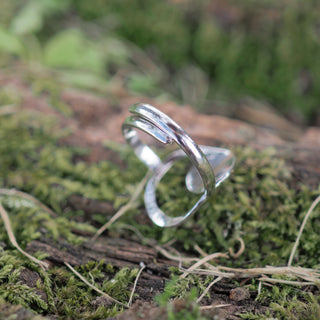 Arrière bague ajustable argentée myosotis bleu sur fond blanc - bijoux en vraies fleurs Clermont-Ferrand