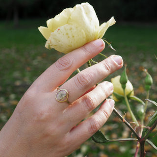 Bague dorée en fleurs de carotte sauvage -  bague en fleurs portée - bijoux en fleurs Clermont-Ferrand