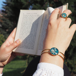 Bracelet jonc doré en fleurs de carotte sauvage sur un fond émeraude - bijou porté avec la bague - Bijou en fleurs